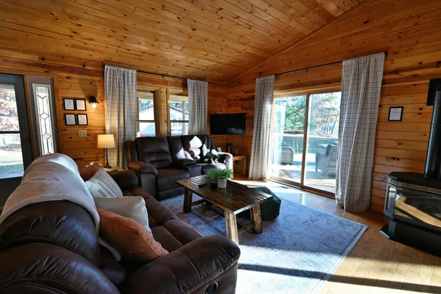 $495,000 | 25252 Pike Bend Road, Webster, WI 54893