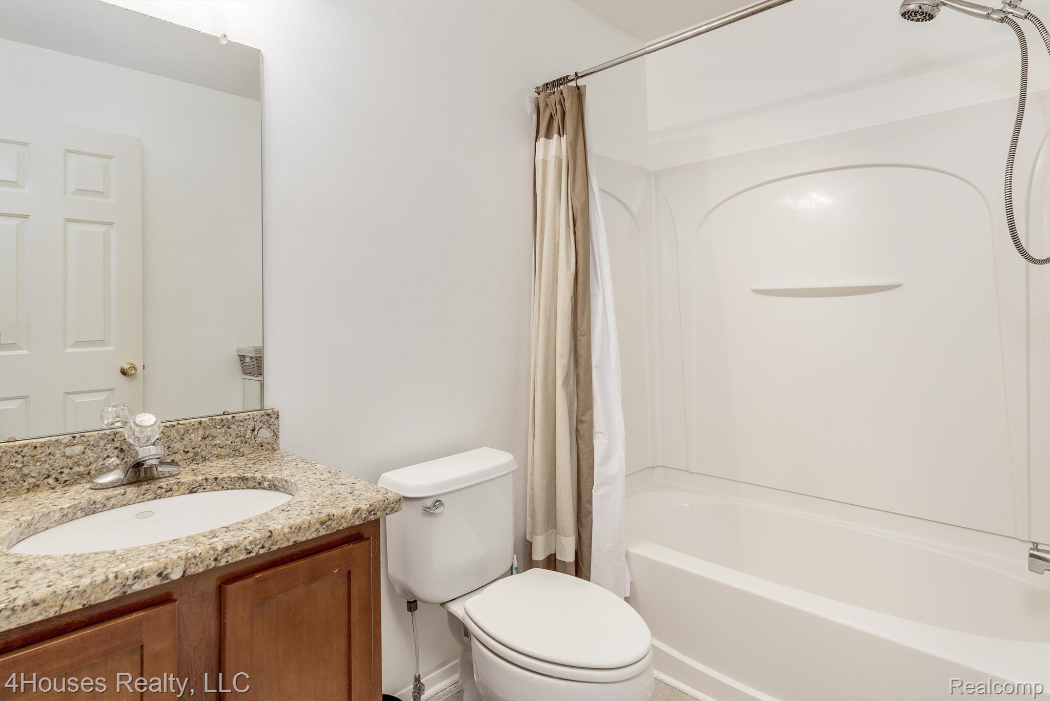 654 Lydia Lane, Unit 48 Pontiac, MI 48341 - Photo 28 of 38 Guest Full Bath