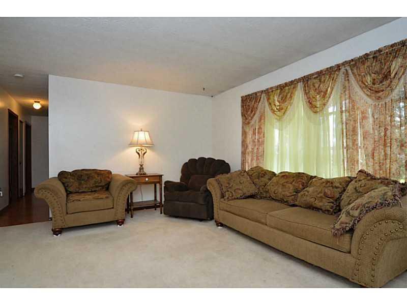 131 Ridge Avenue Beaver Falls, PA 15010 - Photo 4 of 23 Living Room.