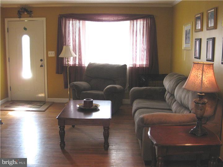 9 Glendon Road Hamilton, NJ 08610 - Photo 3 of 16 Living Room