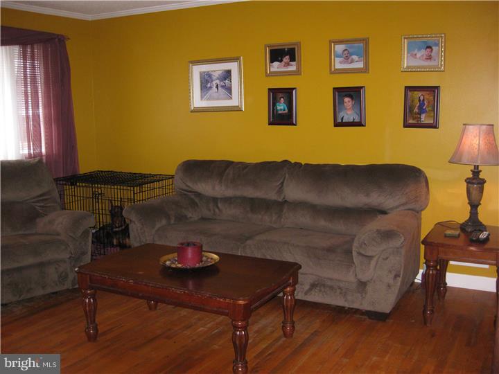 9 Glendon Road Hamilton, NJ 08610 - Photo 4 of 16 Living Room