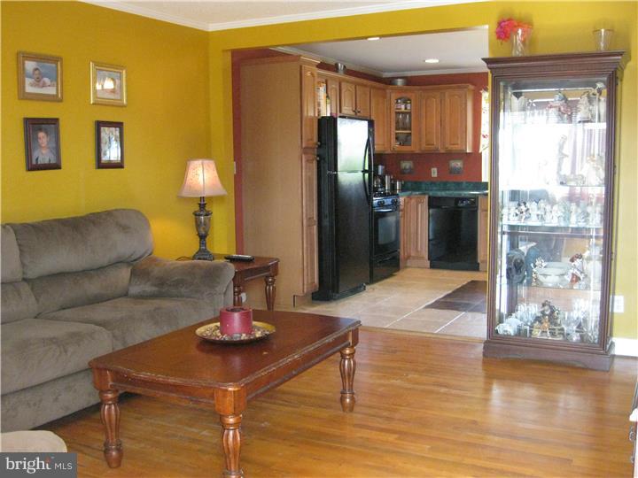 9 Glendon Road Hamilton, NJ 08610 - Photo 5 of 16 Living Room