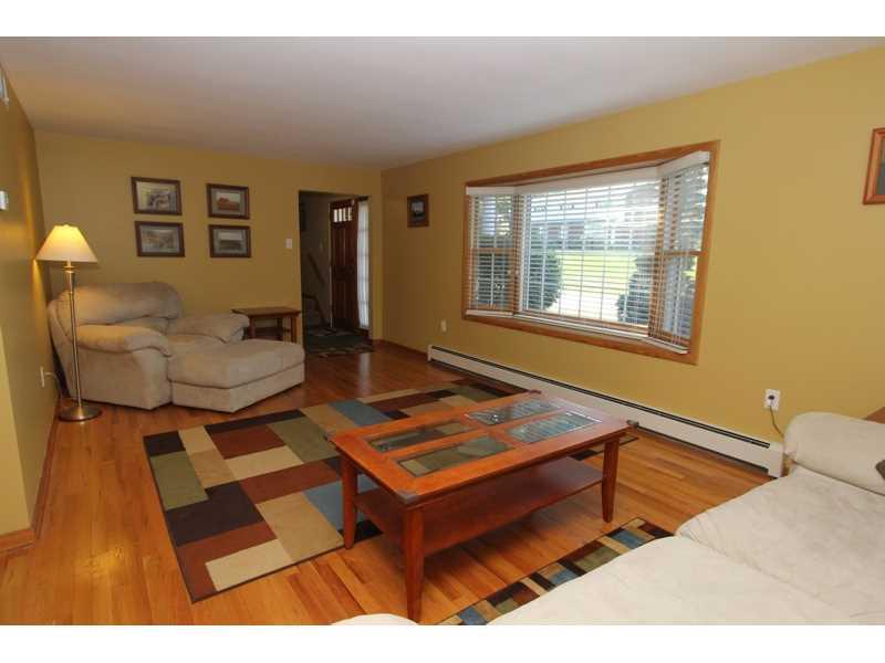 450 Herbst Manor Road Coraopolis, PA 15108 - Photo 2 of 19 Living Room.