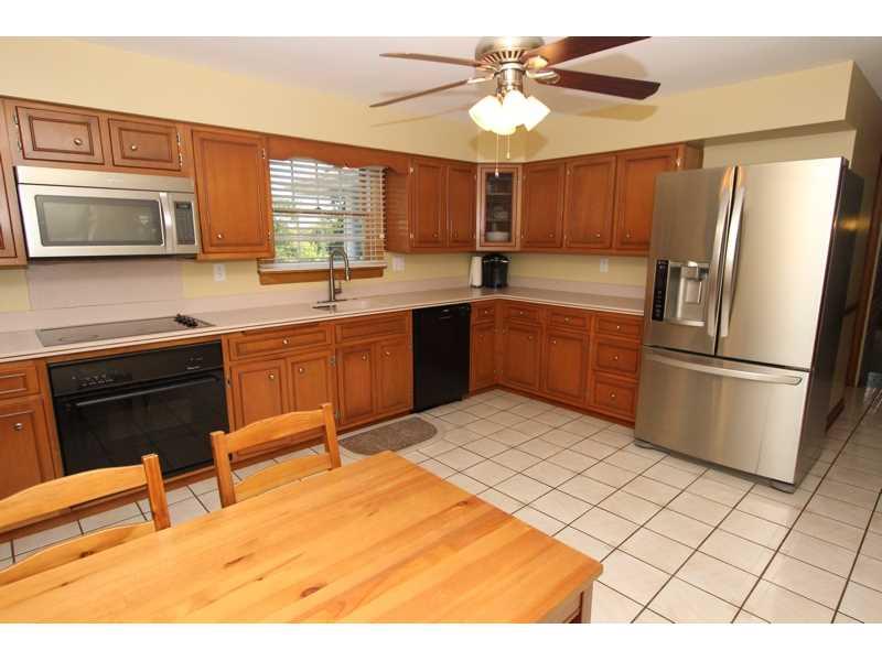 450 Herbst Manor Road Coraopolis, PA 15108 - Photo 6 of 19 Kitchen.
