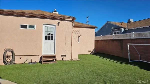 a view of a house with backyard