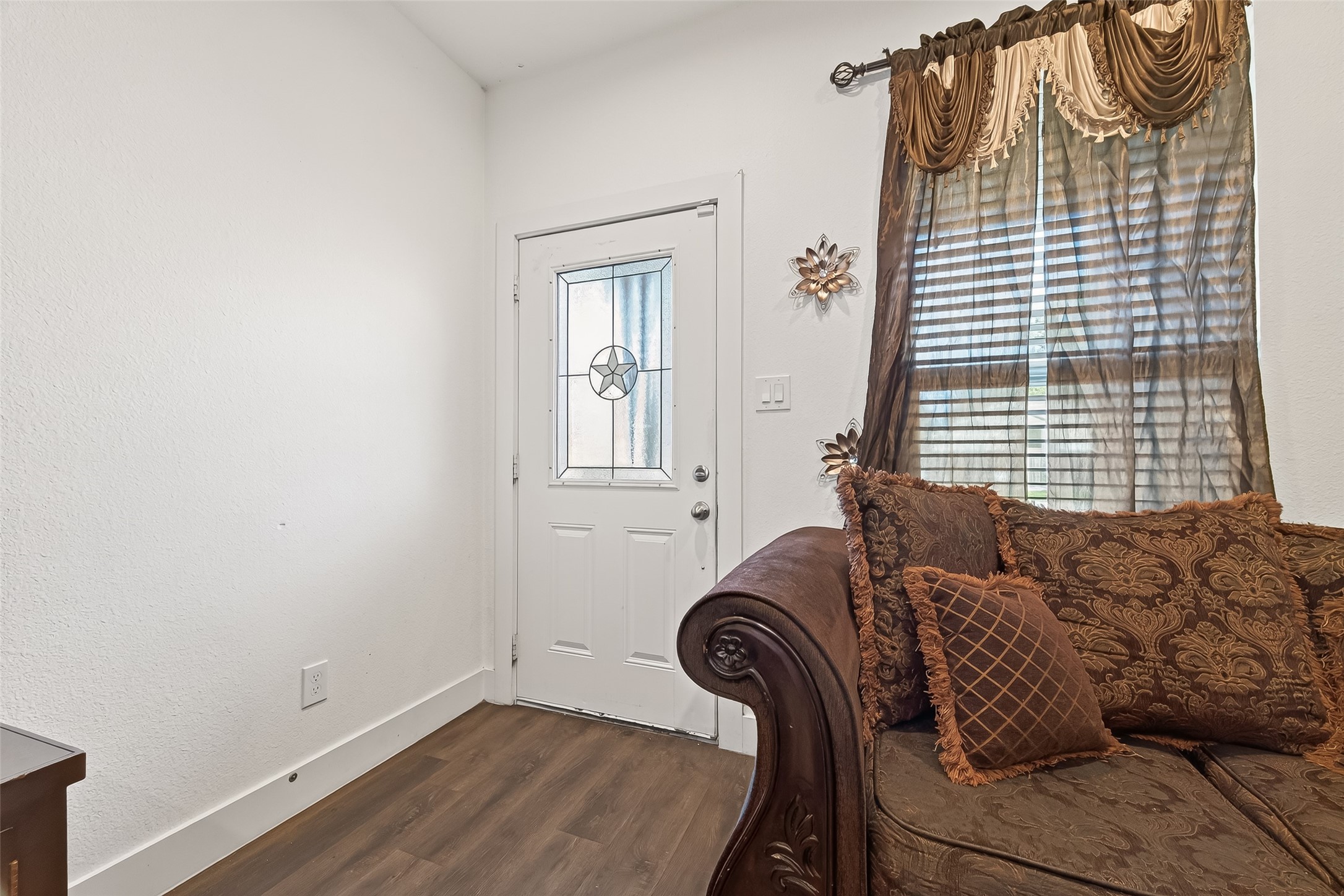 1035 Junell Street Houston, TX 77088 - Photo 4 of 14 a living room with furniture