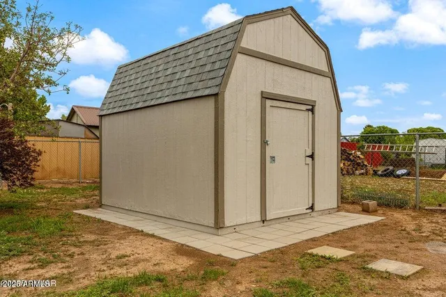 a view of a house with backyard
