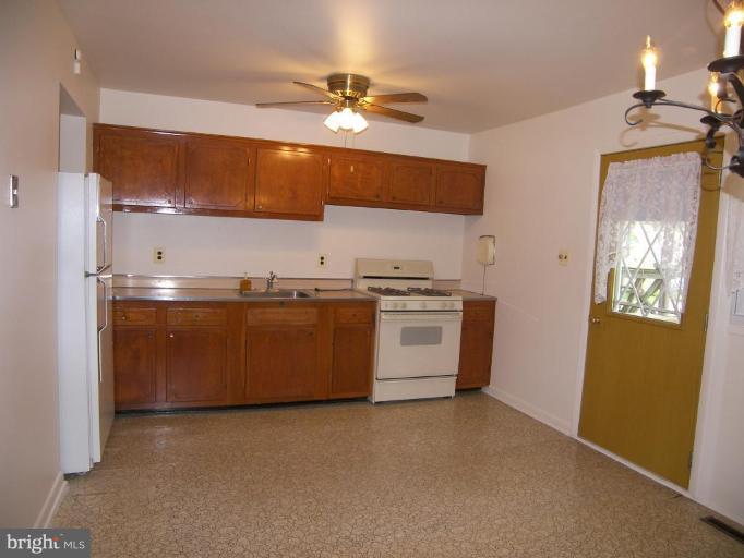 603 Gibson Road Baltimore, MD 21229 - Photo 3 of 5 Kitchen/Dining Room