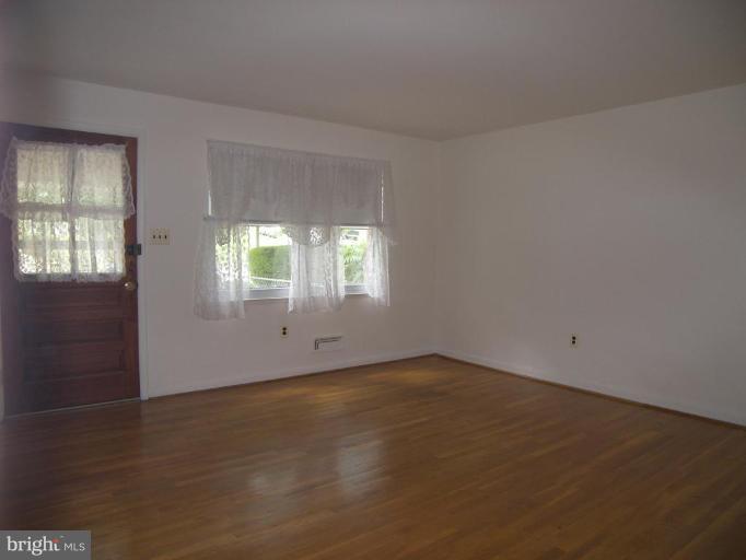 603 Gibson Road Baltimore, MD 21229 - Photo 4 of 5 Living Room