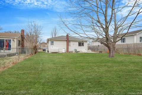 $395,000 | 74 Argyle Drive, Shirley, NY 11967