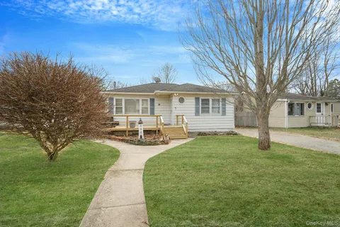 $395,000 | 74 Argyle Drive, Shirley, NY 11967