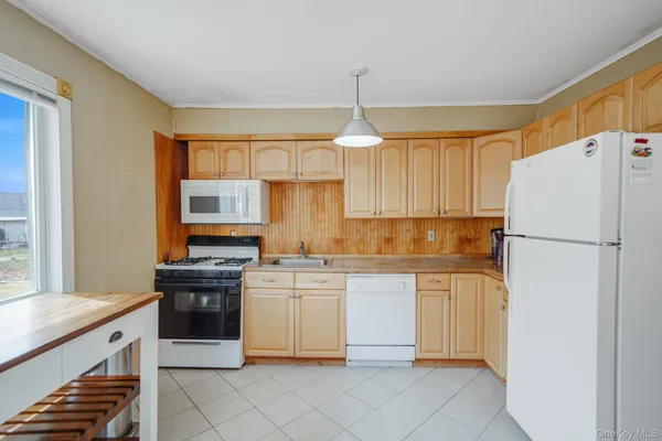 $395,000 | 74 Argyle Drive, Shirley, NY 11967