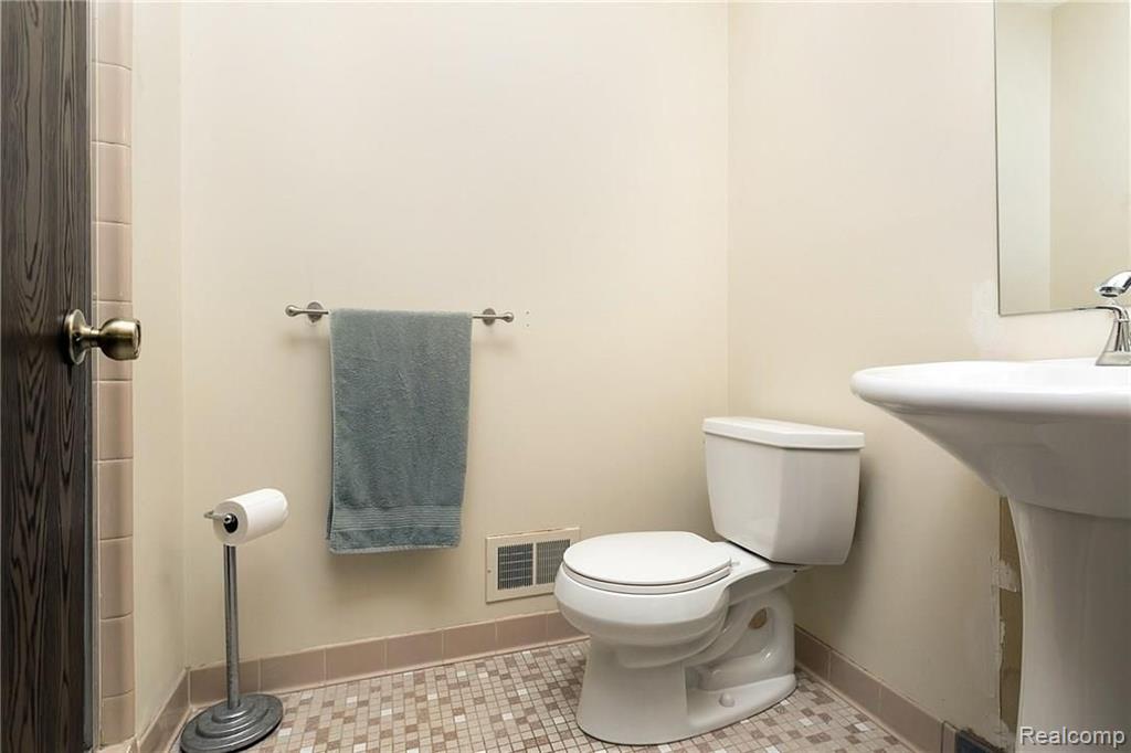 304 Coldiron Drive Rochester Hills, MI 48307 - Photo 17 of 31