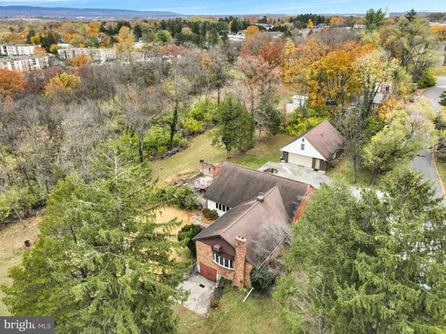 a picture of a room with a floor plan