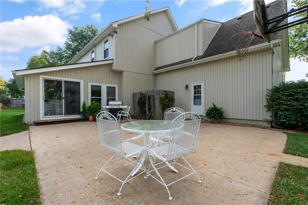 $725,000 | 11600 West 156th Terrace, Overland Park, KS 66221