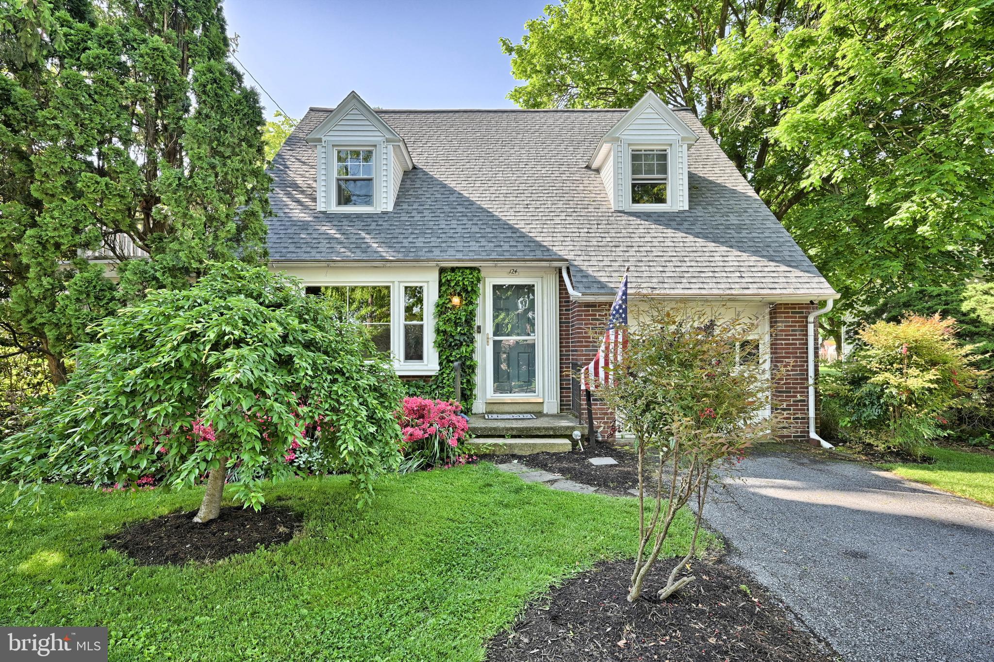 124 Market Street Lititz, PA 17543 - Photo 1 of 35 a front view of a house with garden