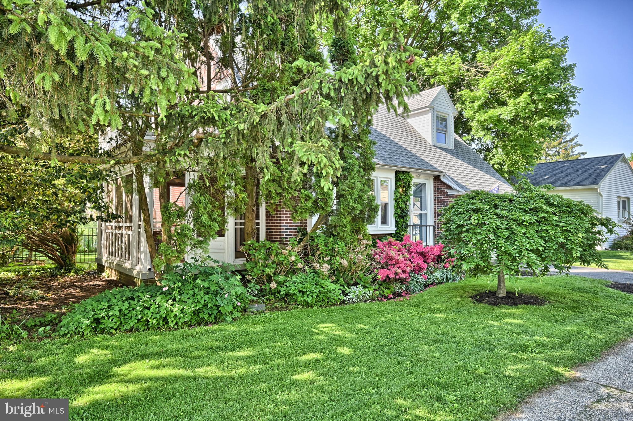 124 Market Street Lititz, PA 17543 - Photo 28 of 35 a view of a garden with plants