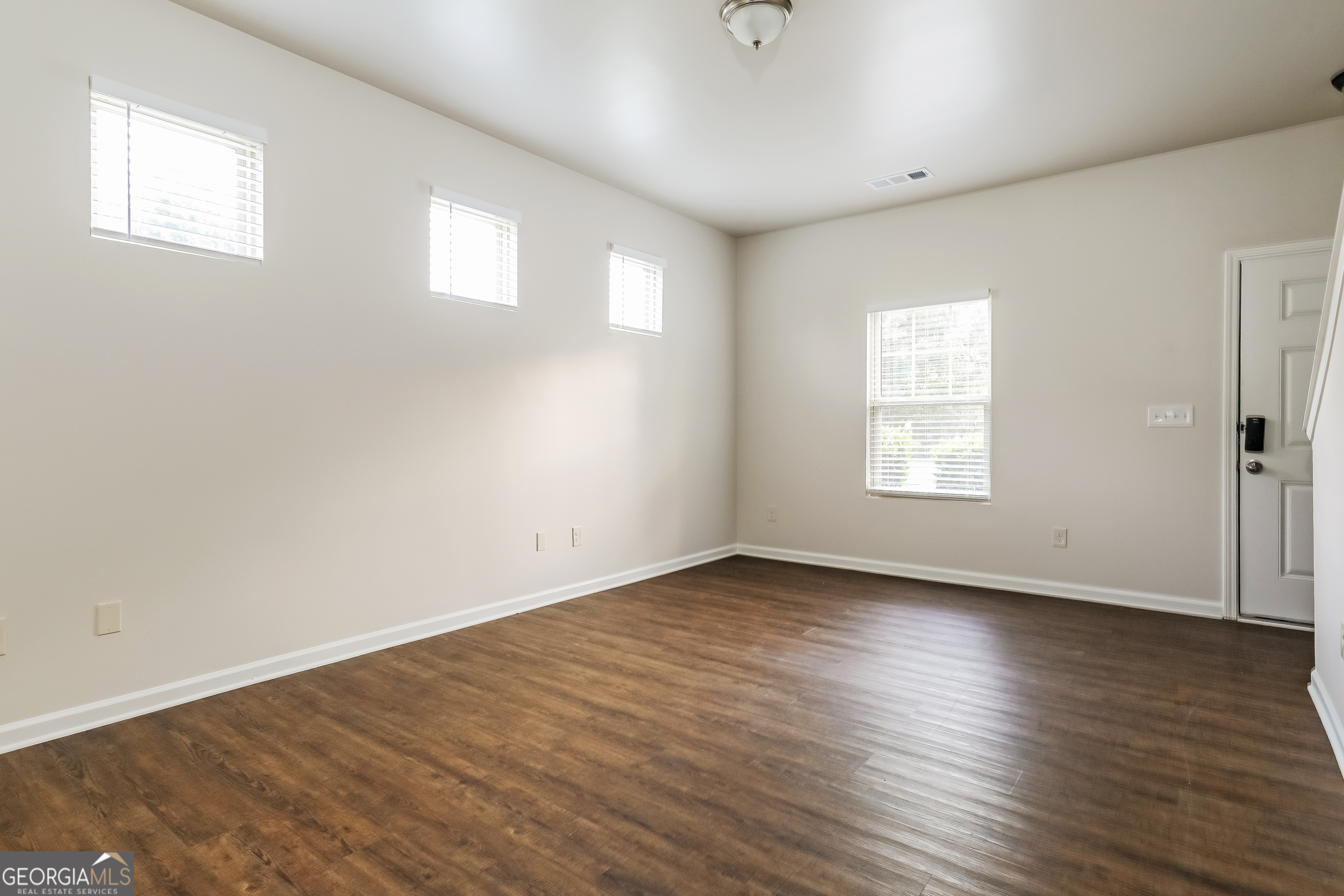 6069 Semaphore Ridge Rex, GA 30273 - Photo 2 of 17