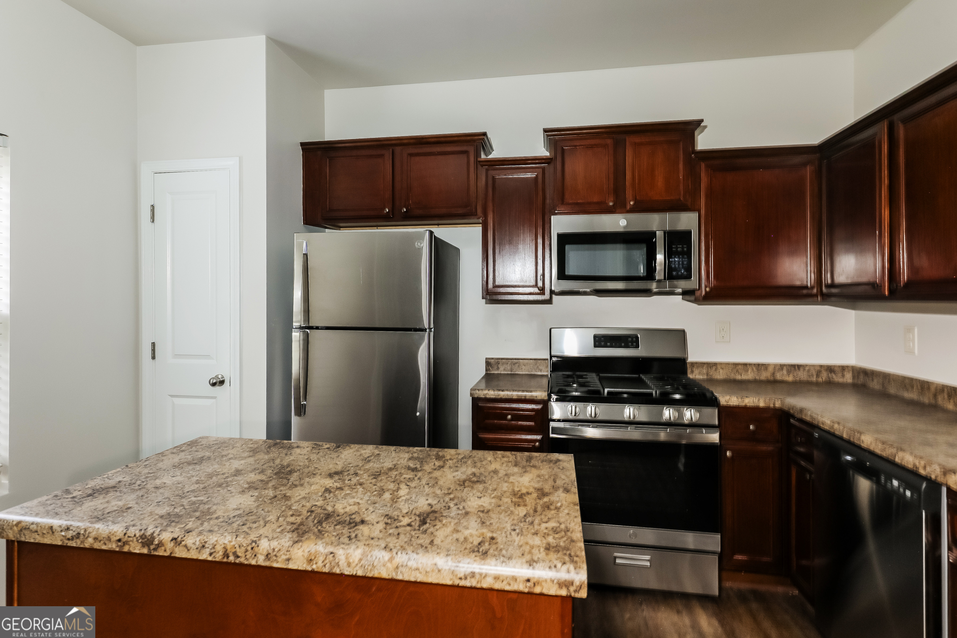 6069 Semaphore Ridge Rex, GA 30273 - Photo 4 of 17