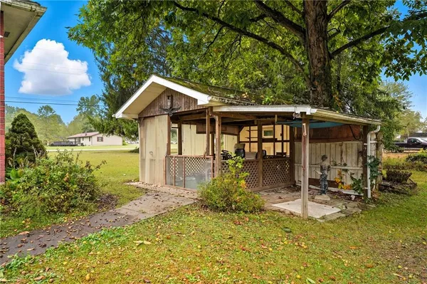 a view of a house with a yard