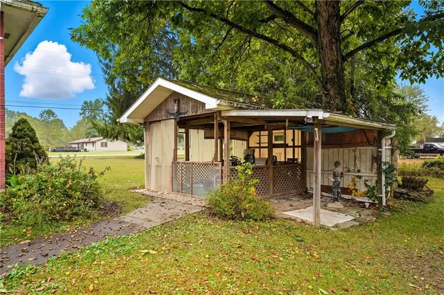 a view of a house with a yard