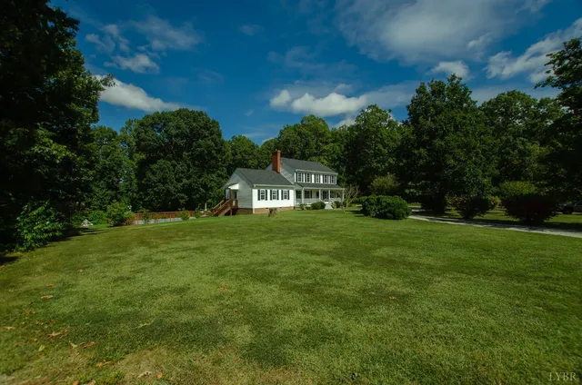 a view of a barn in the middle of a yard