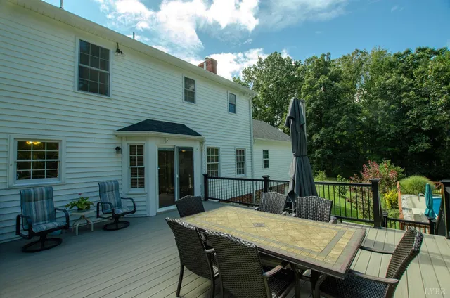 a view of a backyard