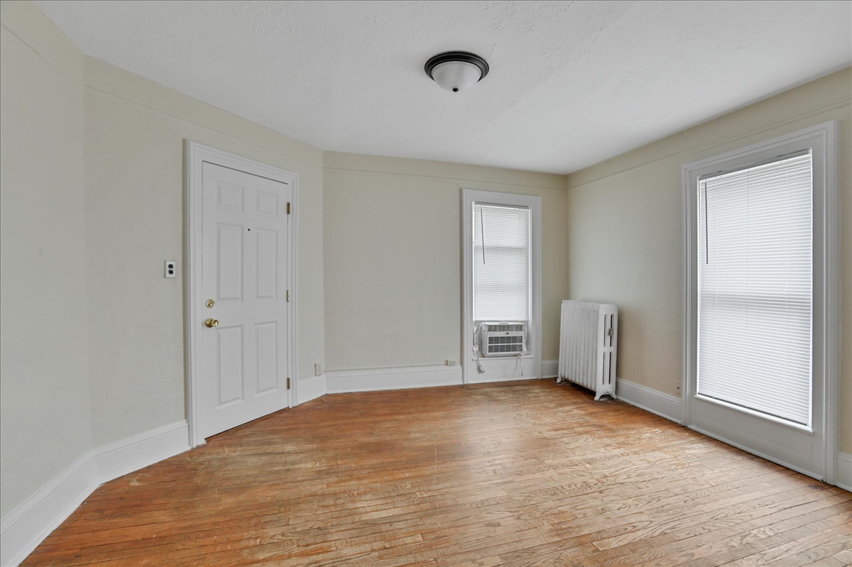 212 West High Street Urbana, IL 61801 - Photo 17 of 36 a view of an empty room with wooden floor and closet