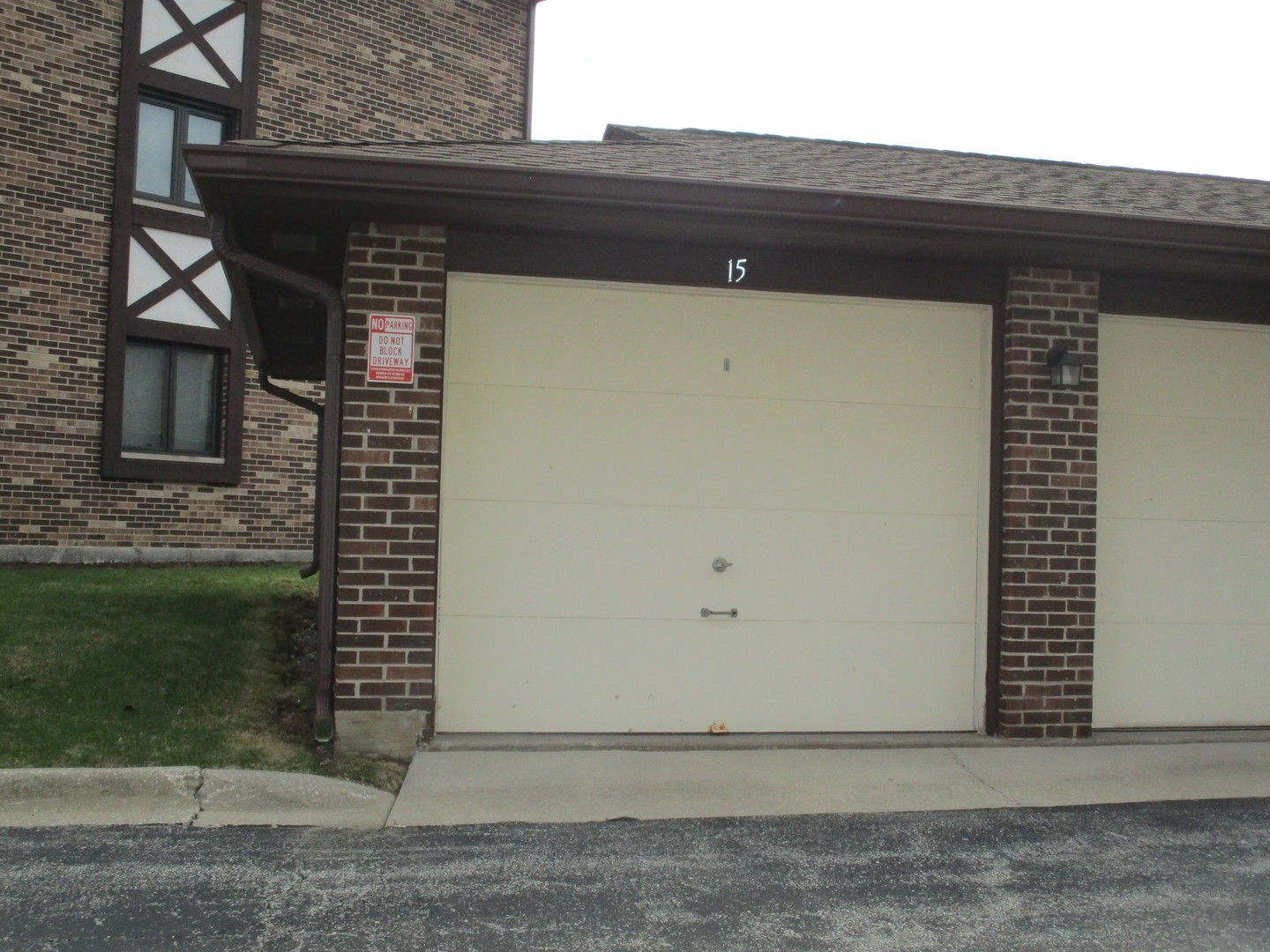 10532 Ridge Cove Drive, Unit 27A Chicago Ridge, IL 60415 - Photo 4 of 15 a view of outdoor space