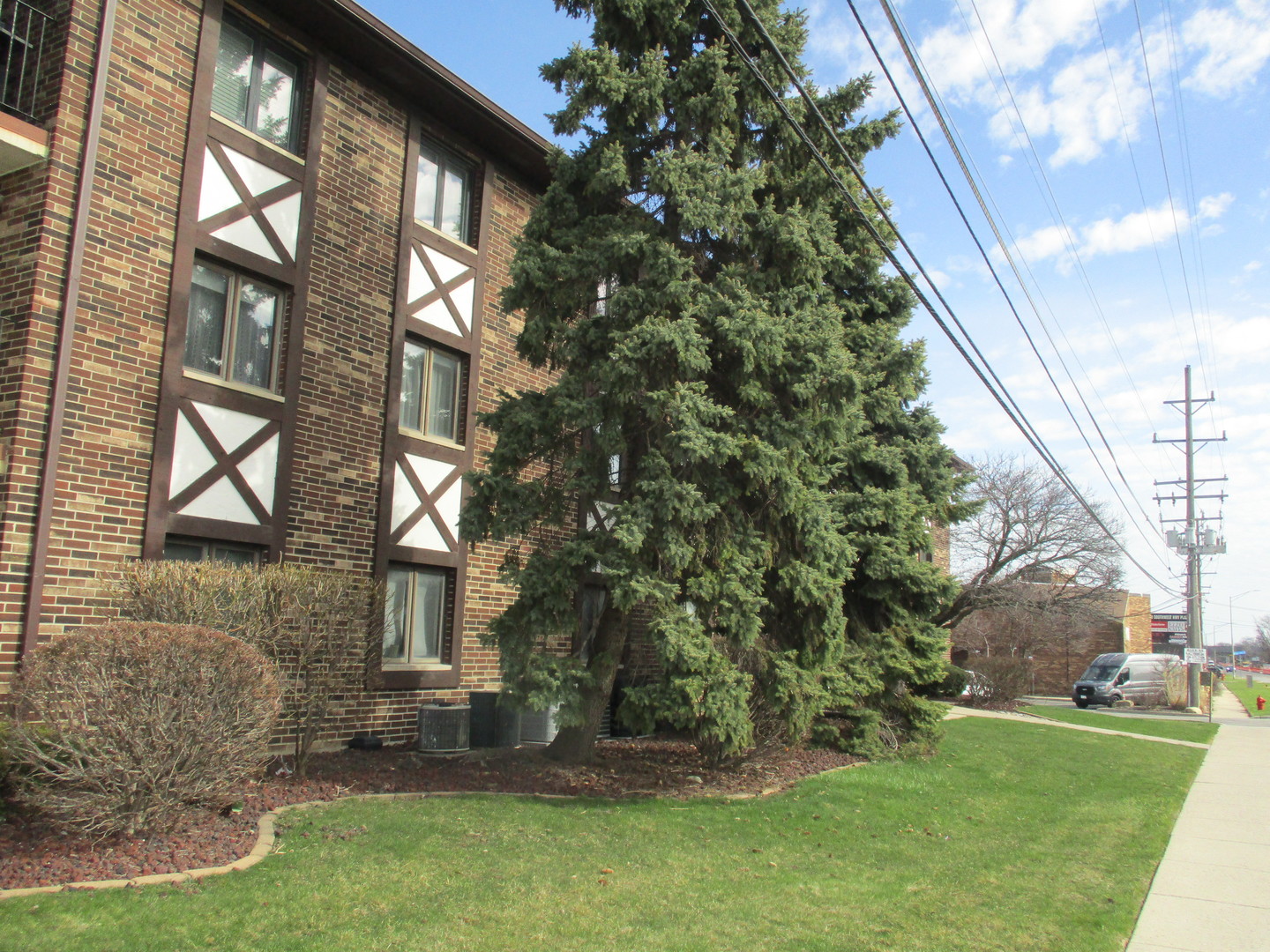 10532 Ridge Cove Drive, Unit 27A Chicago Ridge, IL 60415 - Photo 5 of 15 a view of a house with a yard