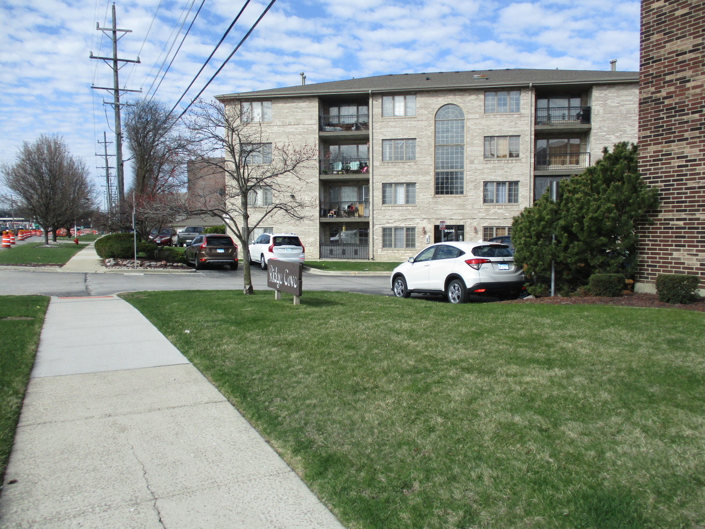 10532 Ridge Cove Drive, Unit 27A Chicago Ridge, IL 60415 - Photo 6 of 15 a front view of a building with garden