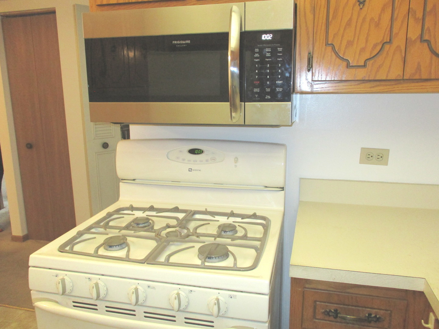 10532 Ridge Cove Drive, Unit 27A Chicago Ridge, IL 60415 - Photo 9 of 15 a bathroom with a mirror