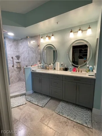 a en suite bathroom with double vanity and a mirror