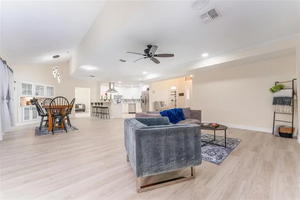 $2,850 | 6151 Silver Oaks Drive, Zephyrhills, FL 33542