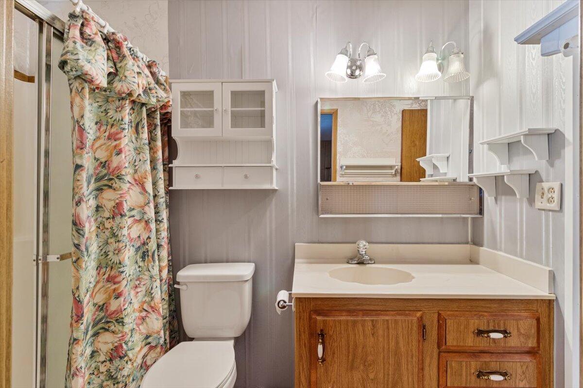 3955 South Stage Road, Unit 7 Medford, OR 97501 - Photo 19 of 36 Hall Bath