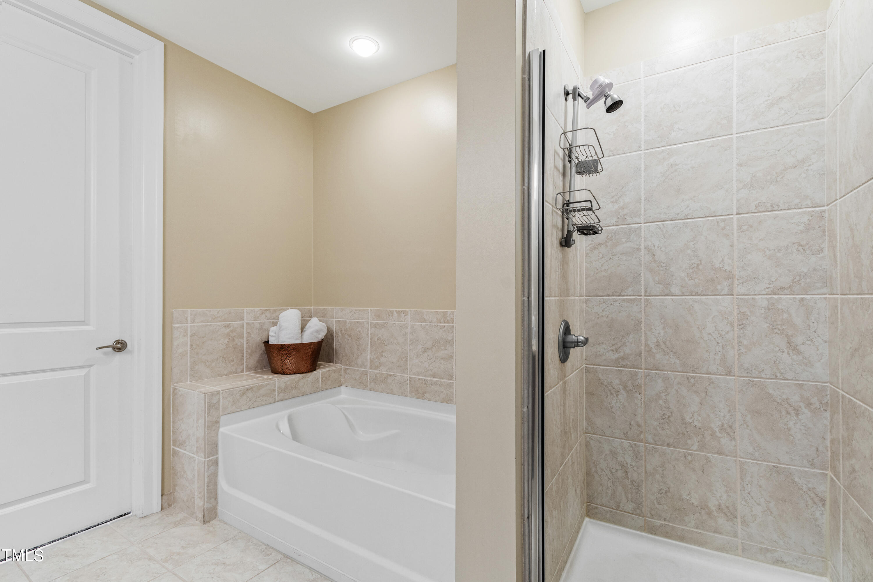 301 Fayetteville Street, Unit 3305 Raleigh, NC 27601 - Photo 38 of 80 a bathroom with a bathtub and a shower