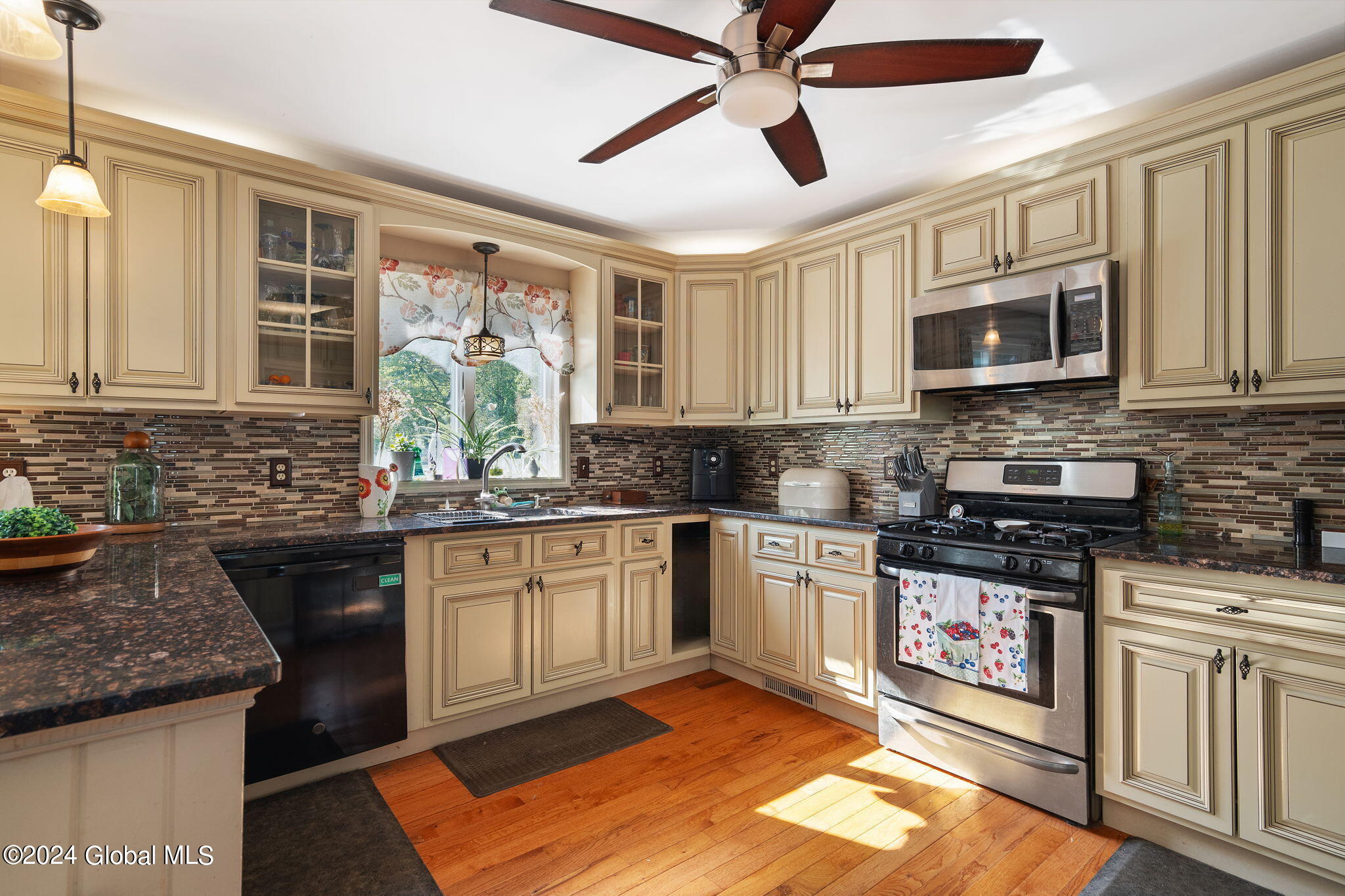 929 Randall Road Schenectady, NY 12309 - Photo 8 of 59 15-web-or-mls-929RandallRd_15