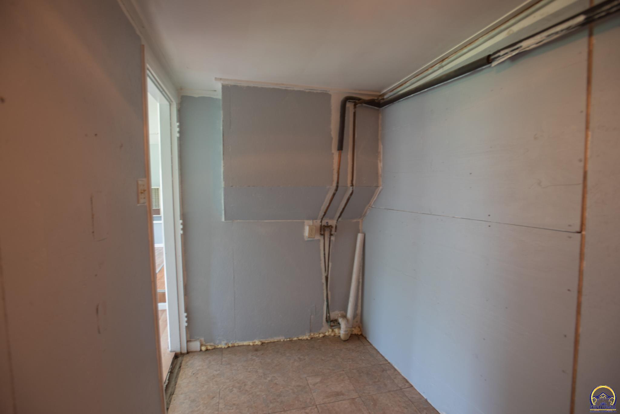 5518 Southwest Avalon Lane Topeka, KS 66604 - Photo 14 of 28