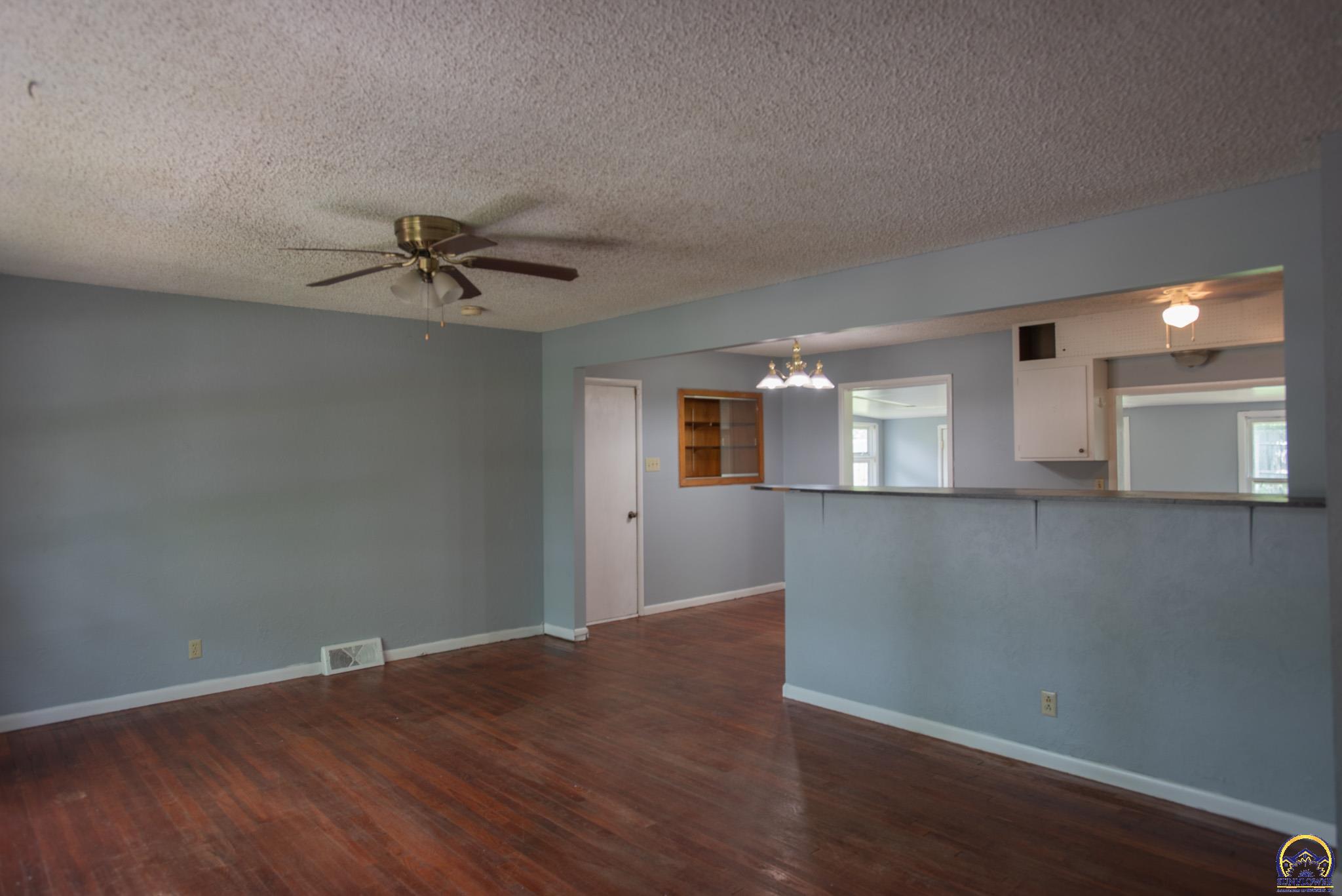 5518 Southwest Avalon Lane Topeka, KS 66604 - Photo 3 of 28