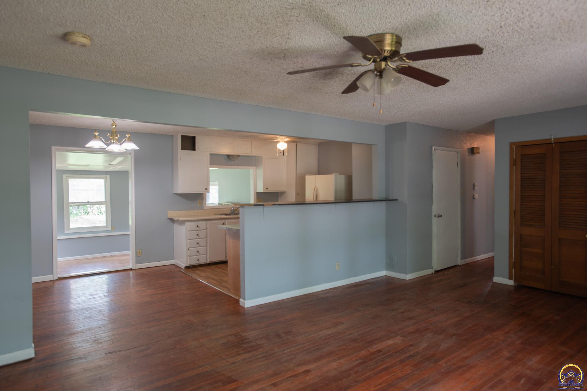 5518 Southwest Avalon Lane Topeka, KS 66604 - Photo 4 of 28