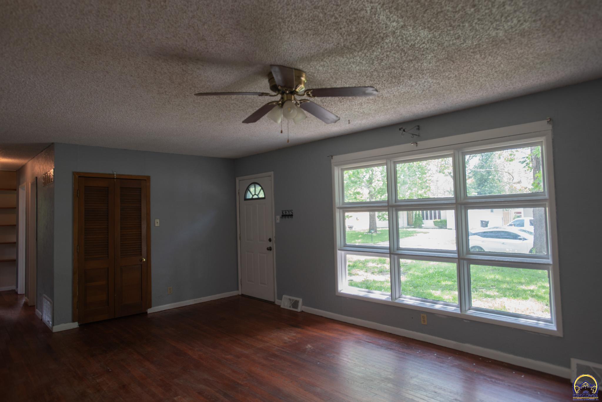5518 Southwest Avalon Lane Topeka, KS 66604 - Photo 5 of 28
