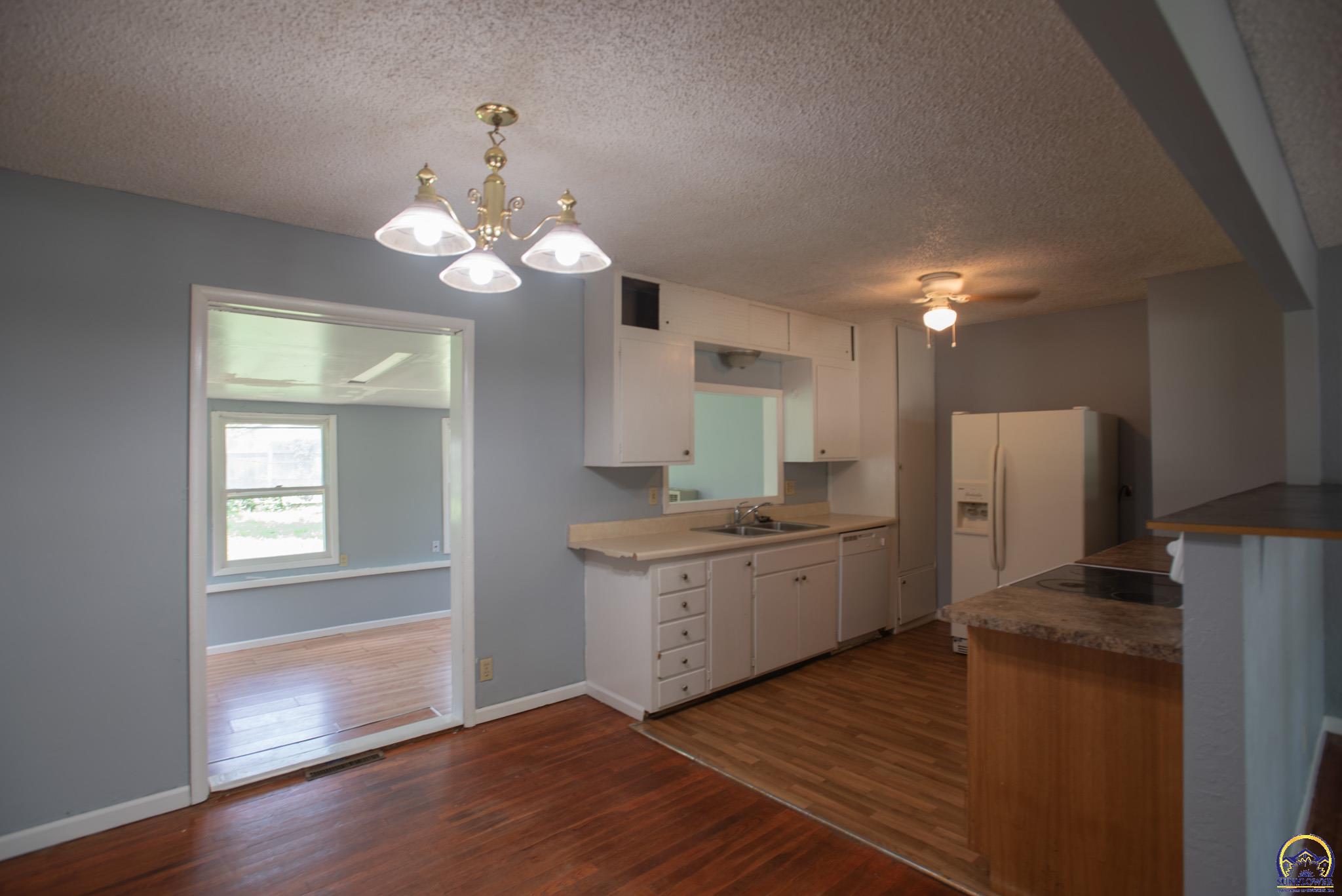 5518 Southwest Avalon Lane Topeka, KS 66604 - Photo 6 of 28
