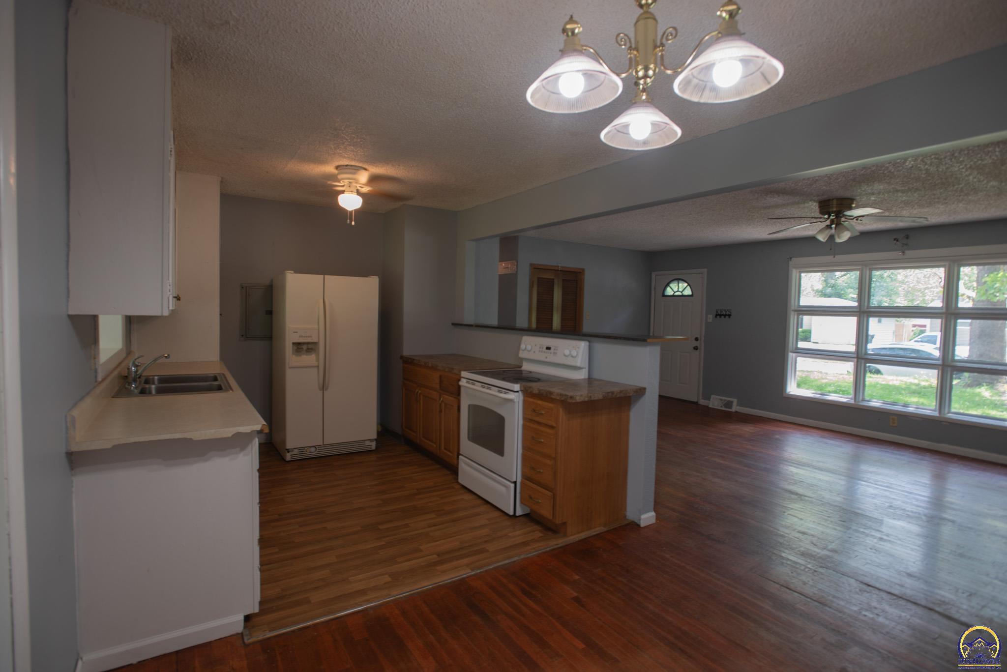 5518 Southwest Avalon Lane Topeka, KS 66604 - Photo 7 of 28