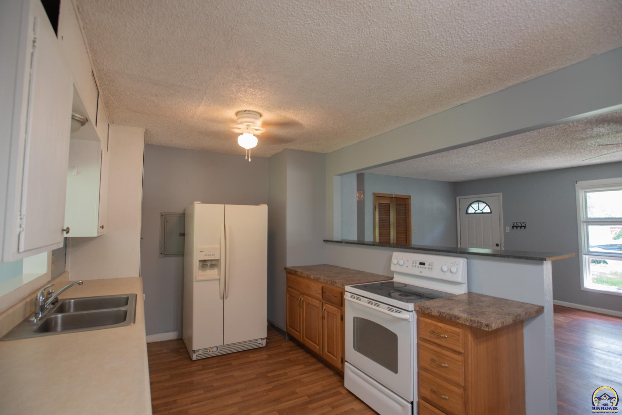5518 Southwest Avalon Lane Topeka, KS 66604 - Photo 8 of 28