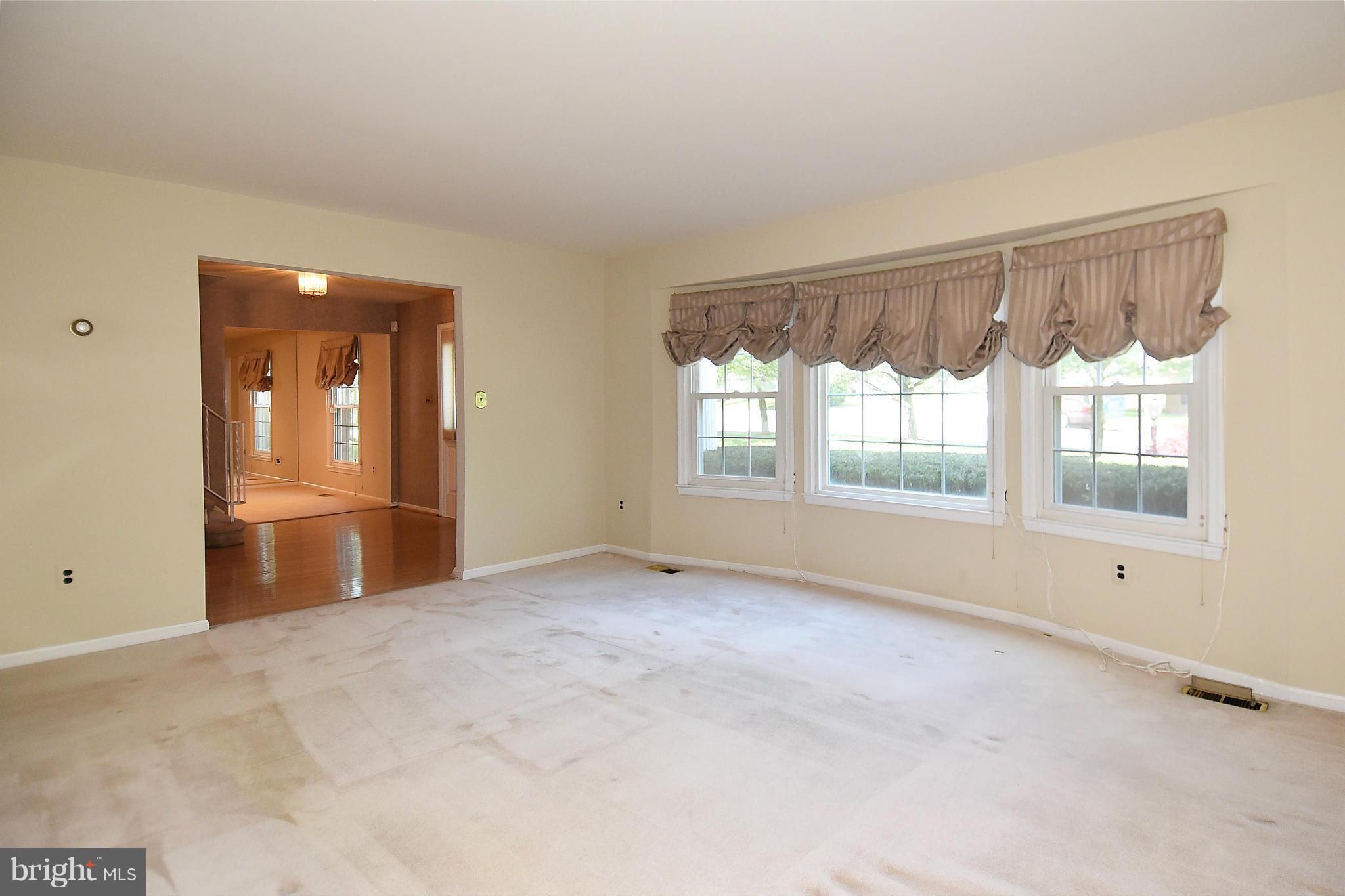 8471 Weems Road Manassas, VA 20110 - Photo 3 of 29 Living Room