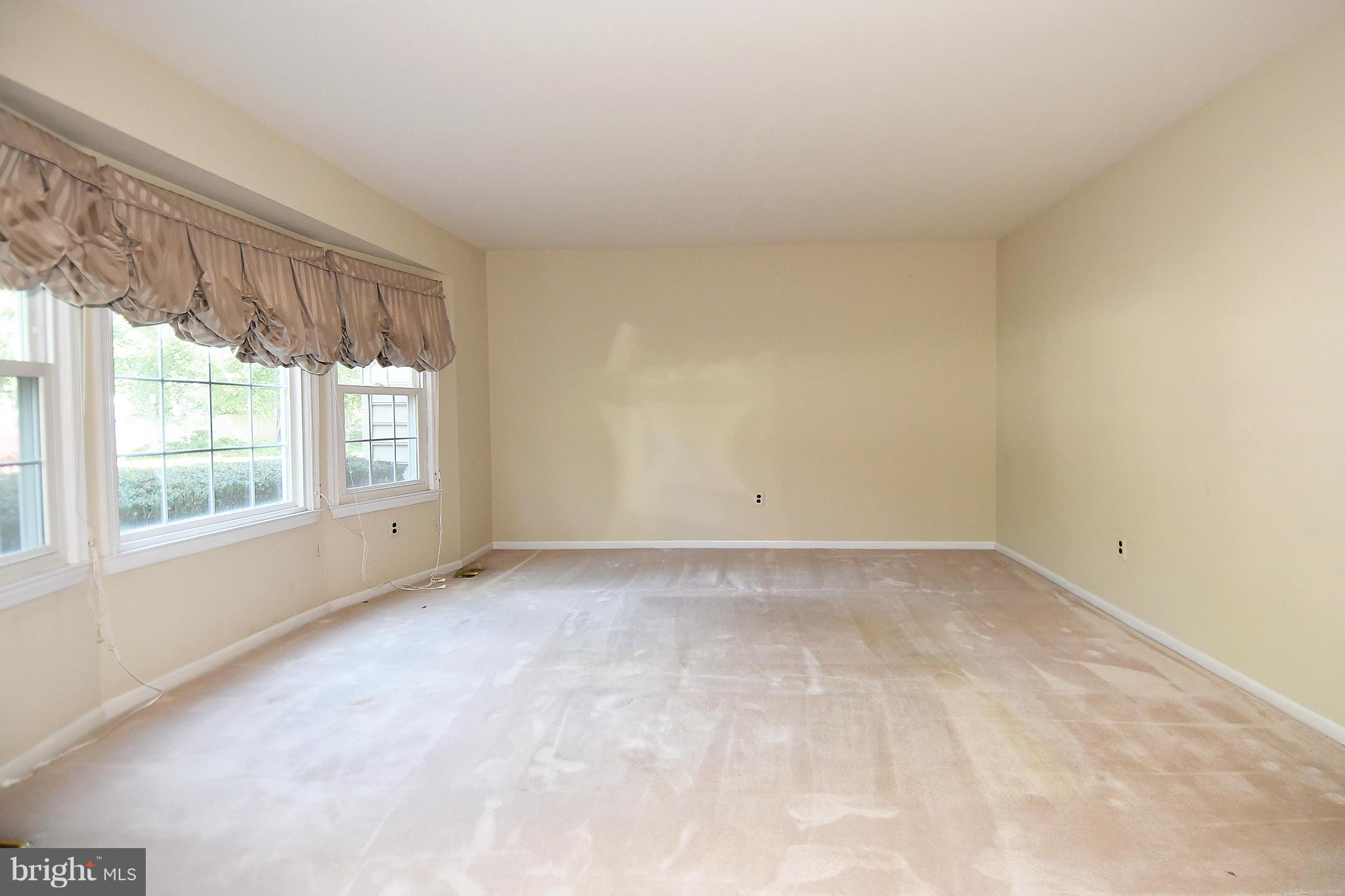 8471 Weems Road Manassas, VA 20110 - Photo 5 of 29 Living Room