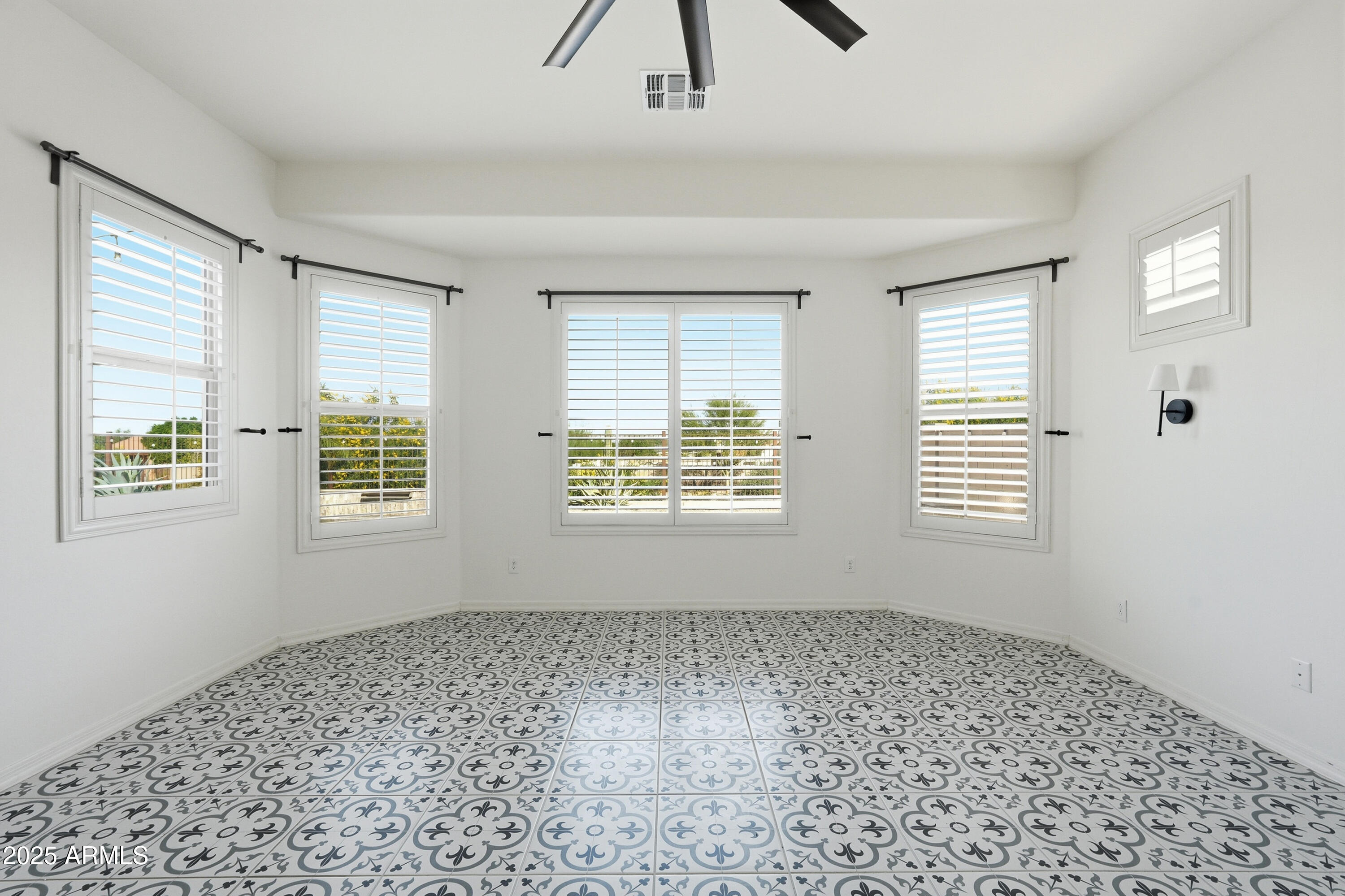 1432 East Pedro Road Phoenix, AZ 85042 - Photo 28 of 52 a big room with windows