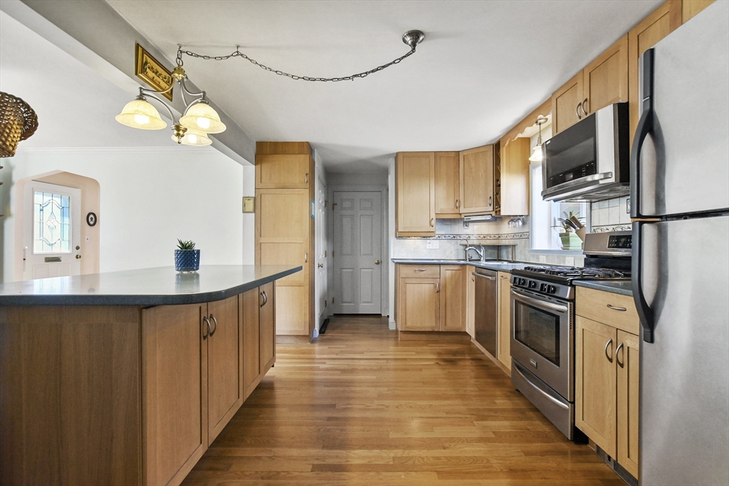 26 Farnum Road Waltham, MA 02453 - Photo 9 of 41 Gallery Image 9