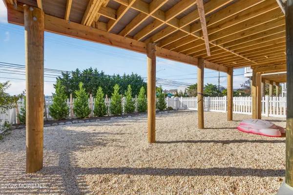 a view of a backyard