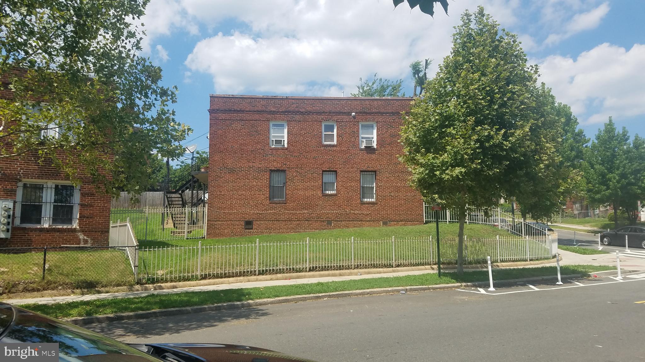 900 19th Street Northeast Washington, DC 20002 - Photo 4 of 13 Lot at side of building is part of sale.